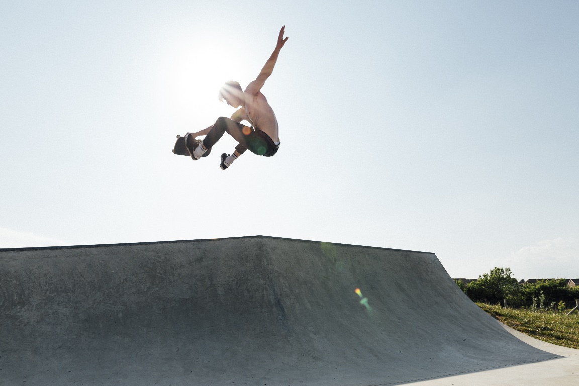 Een jaar lang pr voor mkb'ers. Ik wilde er tien vooruithelpen en bedacht iets geks. Hoe dat afliep lees je in deze blog. Afgebeeld staat een witte jongen zonder t-shirt die met zijn skateboard springt. Dit artikel wordt je aangeboden door PRGoeroes, hét pr-bureau dat media-aandacht en zichtbaarheid voor jou en jouw bedrijf genereert. Gegarandeerd meer zichtbaarheid voor jouw bedrijf? We helpen je graag. Bel +31(0)6 39755493 of e-mail naar contact@prgoeroes.nl