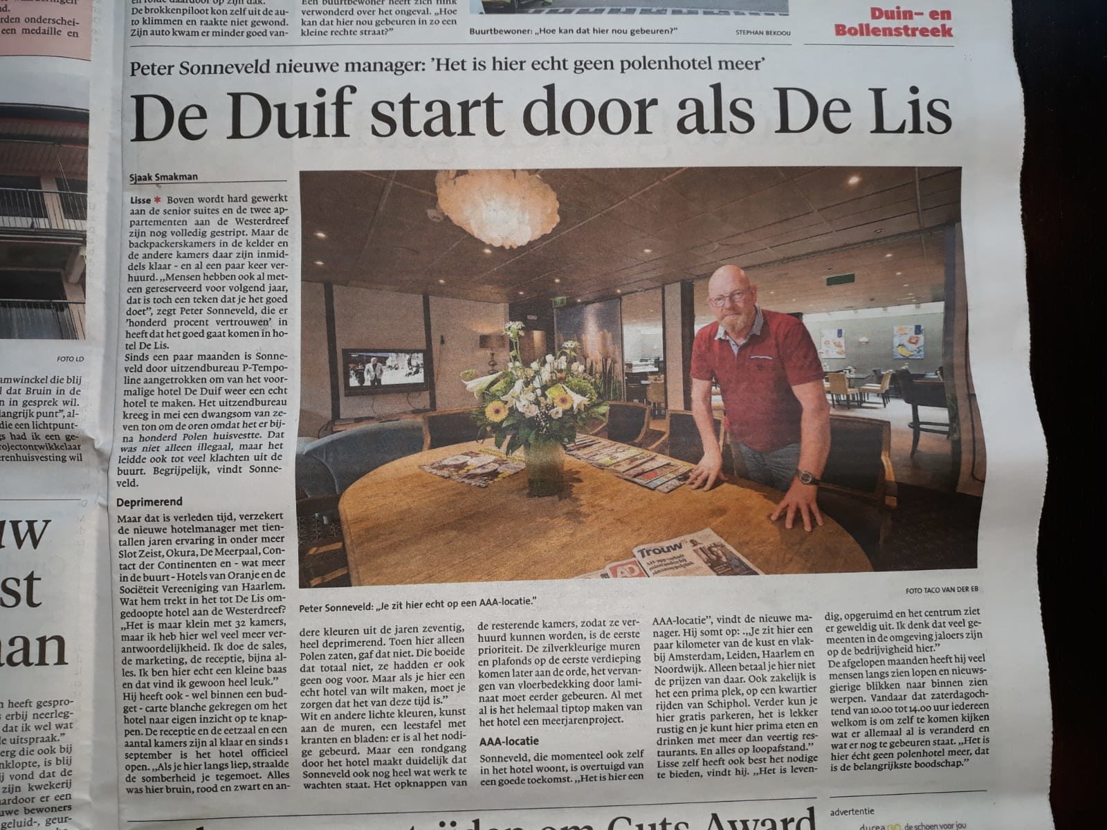 Publiciteit voor je open dag. Levert dat wat op? Een interview met Peter Sonneveld, manager van Hotel de Lis in Lisse. Afgebeeld staat een opengevouwen krant, het Leids Dagblad, met daarop een publicatie van een halve pagina over de open dag van Hotel de Lis, en een foto waarop manager peter staat afgebeeld aan een grote ronde tafel. Dit artikel wordt aangeboden door PRGoeroes, hét pr-bureau dat media-aandacht en zichtbaarheid voor jou en jouw bedrijf genereert. Gegarandeerd meer zichtbaarheid voor jouw bedrijf? We helpen je graag. Bel +31(0)6 39755493 of e-mail naar contact@prgoeroes.nl