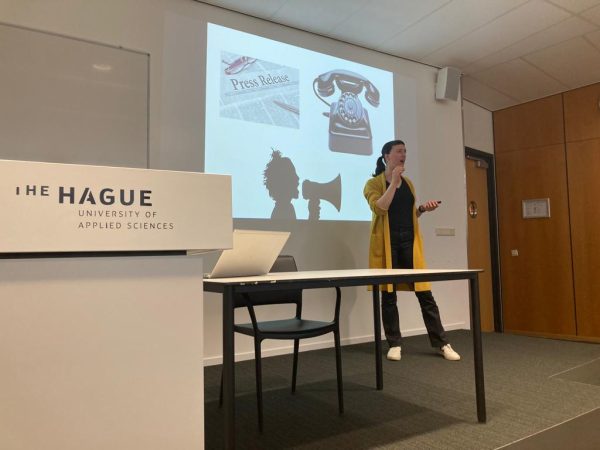 PRGoeroes geeft presentatie over free publicity op de Haagse Hogeschool. Op de foto geeft Jennifer Delano, eigenaresse van pr-bureau PR Goeroes, een presentatie voor studenten van de Haagse Hogeschool.