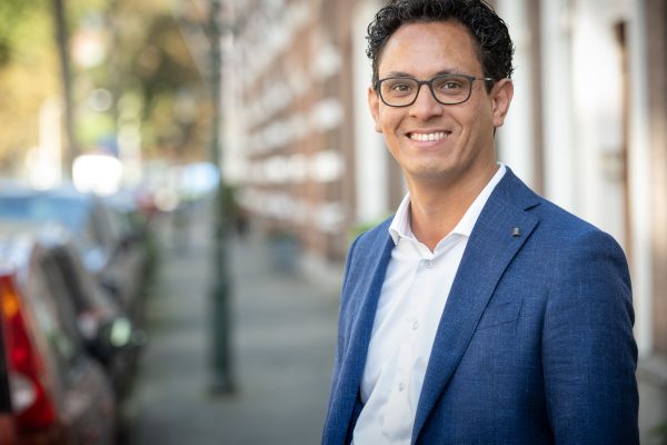 De media in met een nieuw product: Kevin Schuyffel deed het. Afgebeeld staat Kevin Schuyffel, eigenaar van That’s CRM.