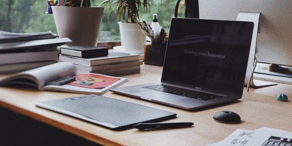 7 redenen om een PR specialist te bellen Waarom zou je een PR specialist bellen? Er zijn tal van redenen om samen te werken met een public relations specialist, maar het komt erop neer dat je accurate en gunstige berichtgeving over jouw merk in de media en voor het publiek moet krijgen. Hier zijn zeven redenen om een pr-specialist te bellen. Afgebeeld staan een opengeklapte laptop op tafel met daarnaast een opengeslagen tijdschrift. Op het bureau liggen meer stapels tijdschriften en boeken en een pen. Deze blog wordt aangeboden door PRGoeroes, hét pr-bureau dat media-aandacht en zichtbaarheid voor jou en jouw bedrijf genereert. Gegarandeerd meer zichtbaarheid voor jouw bedrijf? We helpen je graag. Neem vrijblijvend contact met ons op. Bel +31(0)6 39755493 of e-mail naar contact@prgoeroes.nl