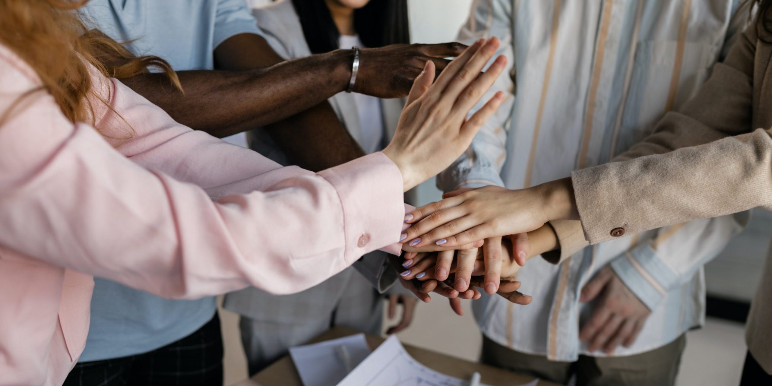 pexels-alena-darmel-7710182 6 factoren om rekening mee te houden bij het zoeken naar een PR-bureau Bij het zoeken naar een goed PR-bureau moet u rekening houden met verschillende factoren. Hier volgen enkele tips voor het vinden van een PR-bureau dat goed bij uw bedrijf past. Afgebeeld staan de armen van vijf mensen die de handen op elkaar leggen. Dit artikel wordt je aangeboden door PRGoeroes, hét pr-bureau dat media-aandacht en zichtbaarheid voor jou en jouw bedrijf genereert. Gegarandeerd meer zichtbaarheid voor jouw bedrijf? We helpen je graag. Bel +31(0)6 39755493 of e-mail naar contact@prgoeroes.nl