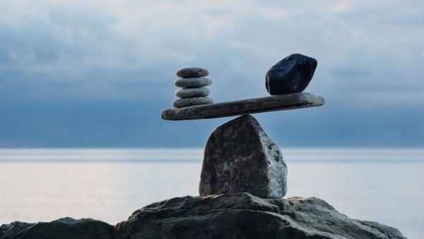 Free publicity vs. adverteren: wat is het verschil? Afgebeeld staat een stenen weegschaal met opgestapelde stenen. Dit artikel wordt je aangeboden door PRGoeroes, hét pr-bureau dat media-aandacht en zichtbaarheid voor jou en jouw bedrijf genereert. Gegarandeerd meer zichtbaarheid voor jouw bedrijf? We helpen je graag. Bel +31(0)6 39755493 of e-mail naar contact@prgoeroes.nl