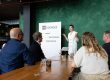 Wie is het beste PR-bureau van Nederland? Jennifer Delano, founder van PR-goeroes, geeft een presentatie aan een groep in een vergaderruimte en licht de strategische aanpak van het bureau toe.