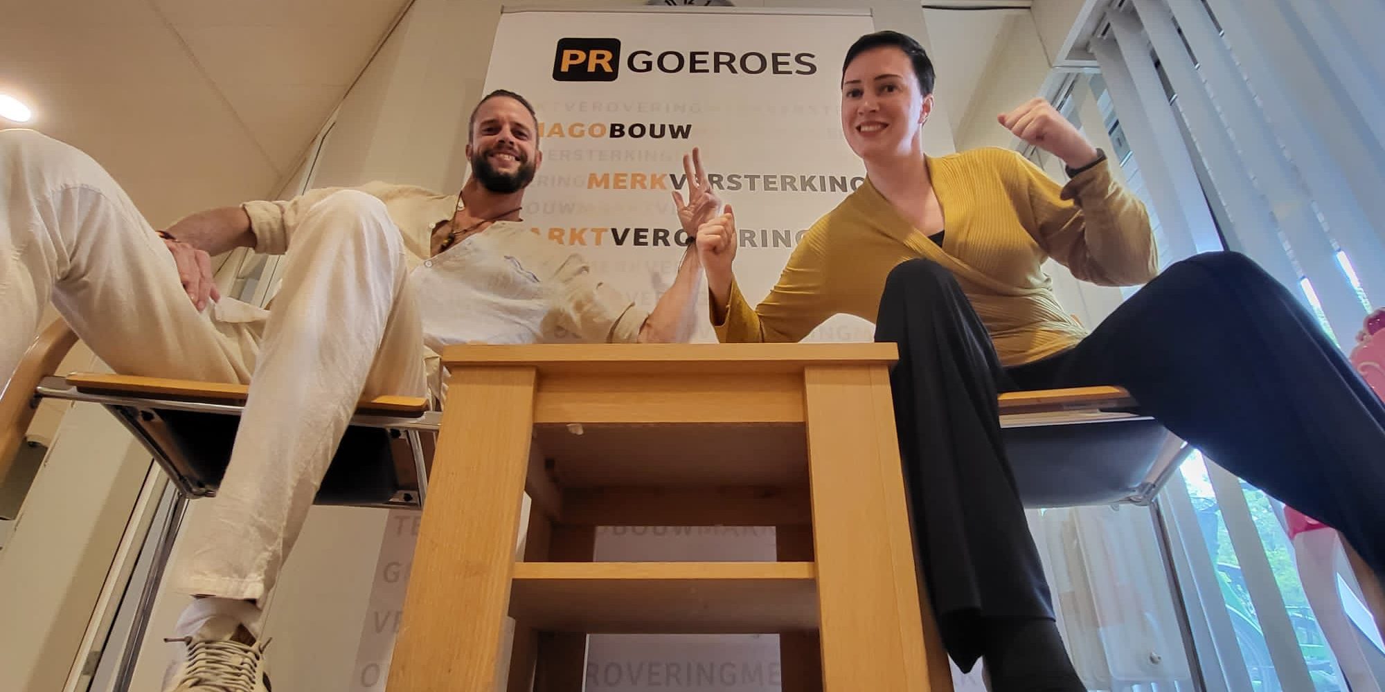 Jennifer Delano van PRGoeroes en Alexander Keehnen willen een miljard euro aan media-aandacht trekken voor innovatieve B2B-dienstverleners. In deze blog lees je hoe ze dat gaan doen en wat de high-end dienstverlening van PRGoeroes voor jou bedrijf kan betekenen. | Afgebeeld staan Alexander Keehnen, expert in het ontwikkelen van groeiplannen voor bedrijven, en Jennifer Delano, oprichter van pr-bureau PRGoeroes. Ze zitten voor een bord waarop het logo van PRGoeroes staat afgebeeld, met daaronder de woorden 'imagobouw' en 'merkversterking'. De foto is vanuit een lagere hoek genomen. Dit artikel wordt je aangeboden door PRGoeroes, hét pr-bureau dat media-aandacht en zichtbaarheid voor jou en jouw bedrijf genereert. Gegarandeerd meer zichtbaarheid voor jouw bedrijf? We helpen je graag. Bel +31(0)6 39755493 of e-mail naar contact@prgoeroes.nl