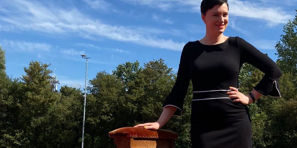 Freepublicityexpert Jennifer Delano, oprichter van pr-bureau PRGoeroes, poseert op een atletiekbaan voor het boek Ondernemers Verklappen