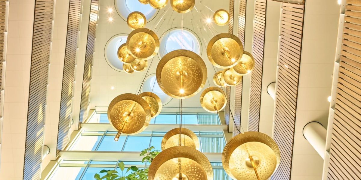 PRGoeroes-Pharos-balampen Het Hoofddorpse PR-bureau PRGoeroes heeft sinds kort een nieuw onderkomen. Het bureau is verhuisd van de Opaallaan in Hoofddorp naar het adres Mercuriusplein 1 in Hoofddorp. Jennifer Delano, oprichter van PRGoeroes, is heel enthousiast over de verhuizing.