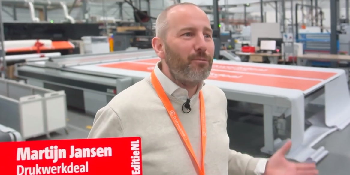 Hoe drukwerkdeal spontaan op tv kwam bij editie NL. Afgebeeld staat Martijn Jansen van Drukwerkdeal die wordt geinterviewd door editieNL