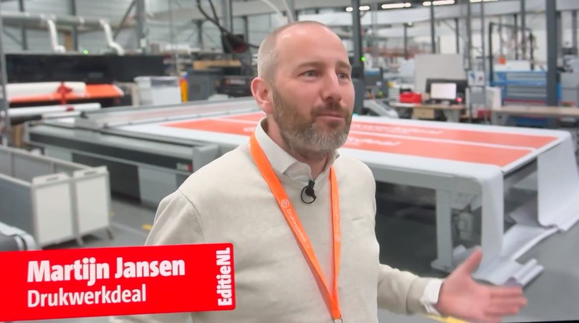 Hoe drukwerkdeal spontaan op tv kwam bij editie NL. Afgebeeld staat Martijn Jansen van Drukwerkdeal die wordt geinterviewd door editieNL
